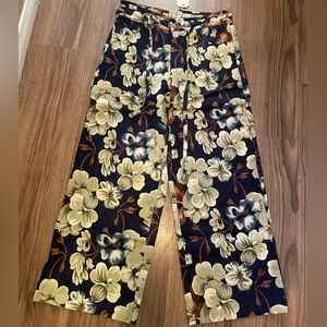 Floral wide leg trousers in size medium, with belt, thick material